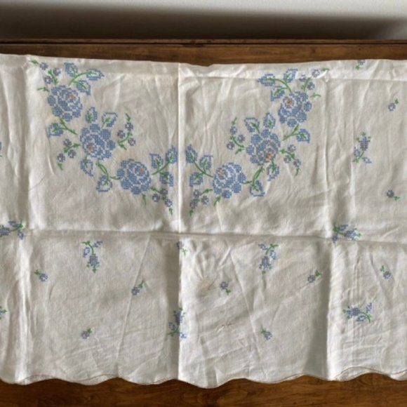 Adoption fundraiser-Vintage table cloth and napkins - Picture 1 of 8